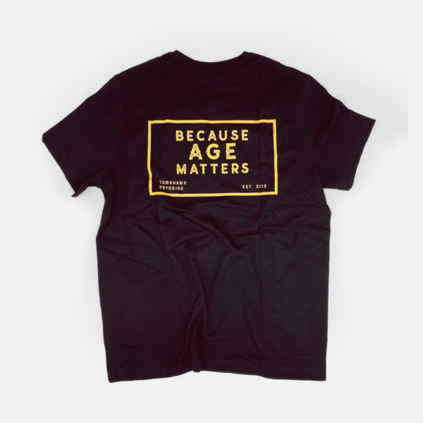 TOMAHAWK DRYAGING Herren T-Shirt, 100% Baumwolle, Schwarz, Gelber Aufdruck: Because Age matters, Rückseite